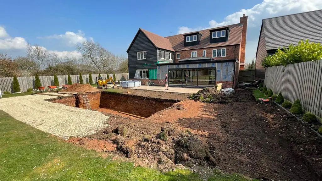 Jak przygotować działkę pod budowę basenu wkopywanego?